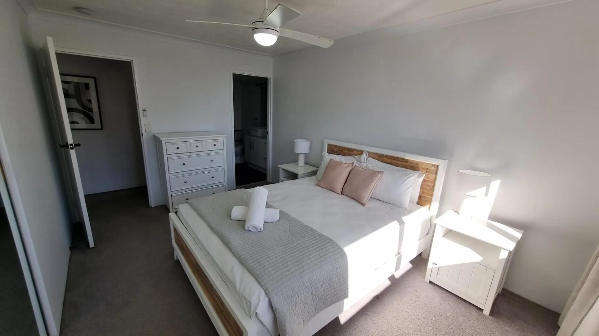 Breakers North Absolute Beachfront Apartments - Official Gold Coast 4*,
